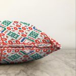 Beyaz Zemin Üzerinde Çini Desenli Dijital Baskılı Modern Raşel Kadife Yastık Kırlent Kılıfı Realhomes