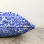 Beyaz Zemin Üzerinde Çini Desenli Dijital Baskılı Modern Raşel Kadife Yastık Kırlent Kılıfı Realhomes