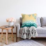 Renkli Zeminli Deniz Kabuğu Desenli Dijital Baskılı Modern Raşel Kadife Yastık Kırlent Kılıfı Realhomes