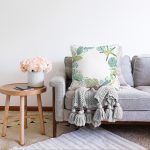 - Sonil-K-8786-Gorsel2 - Realhomes Beyaz Zeminli Deniz Atı Desenli Dijital Baskılı Modern Raşel Kadife Yastık Kırlent Kılıfı Realhomes