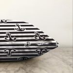 Beyaz Zemin Üzerinde Siyah Çizgili Çapa Desenli Modern Raşel Kadife Yastık Kırlent Kılıfı Realhomes