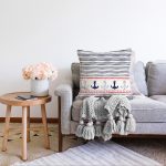 - Sonil-K-8789-Gorsel2 - Realhomes Beyaz Zemin Üzerinde Renkli Çizgili Çapa Desenli Modern Raşel Kadife Yastık Kırlent Kılıfı Realhomes