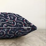 - Sonil-K-8790-Gorsel3 - Realhomes  Renkli Zeminli Çapa Ve Halat Desenli Dijital Baskılı Modern Raşel Kadife Yastık Kırlent Kılıfı Realhomes