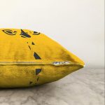 Renkli Zemin Üzerinde Onedraw Çizimli Zurafa Silüeti Raşel Kadife Yastık Kırlent Kılıfı Realhomes