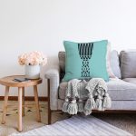 Renkli Zemin Üzerinde Onedraw Çizimli Kupa Desenli Modern Raşel Kadife Yastık Kırlent Kılıfı Realhomes