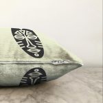 Renkli Zemin Üzerinde Onedraw Çizimli Yerli Silüeti Raşel Kadife Yastık Kırlent Kılıfı Realhomes