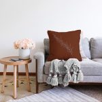 - Sonil-K-8805-Gorsel2 - Realhomes  Renkli Zemin Üzerinde Yaprak Desenli Dijital Baskılı Modern Raşel Kadife Yastık Kırlent Kılıfı Realhomes
