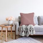 - Sonil-K-8806-Gorsel2 - Realhomes Renkli Zemin Üzerinde Yaprak Desenli Dijital Baskılı Modern Raşel Kadife Yastık Kırlent Kılıfı Realhomes