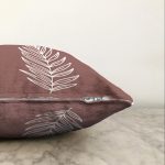 - Sonil-K-8809-Gorsel3 - Realhomes  Renkli Zemin Üzerinde Yaprak Desenli Dijital Baskılı Modern Raşel Kadife Yastık Kırlent Kılıfı Realhomes