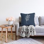 Renkli Zemin Üzerinde Yaprak Desenli Dijital Baskılı Modern Raşel Kadife Yastık Kırlent Kılıfı Realhomes