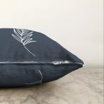 Renkli Zemin Üzerinde Yaprak Desenli Dijital Baskılı Modern Raşel Kadife Yastık Kırlent Kılıfı Realhomes