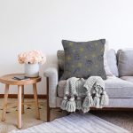 - Sonil-K-8812-Gorsel2 - Realhomes  Renkli Zemin Üzerinde Gold Detaylı Kartanesi Desenli Raşel Kadife Yastık Kırlent Kılıfı Realhomes