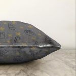 - Sonil-K-8812-Gorsel3 - Realhomes  Renkli Zemin Üzerinde Gold Detaylı Kartanesi Desenli Raşel Kadife Yastık Kırlent Kılıfı Realhomes