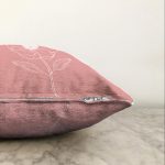 - Sonil-K-8816-Gorsel3 - Realhomes Pastel Zemin Üzerinde Beyaz Çiçek Desenli Raşel Kadife Yastık Kırlent Kılıfı Realhomes