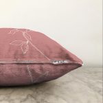 - Sonil-K-8817-Gorsel3 - Realhomes  Pastel Zemin Üzerinde Beyaz Çiçek Desenli Raşel Kadife Yastık Kırlent Kılıfı Realhomes