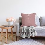 Pastel Zemin Üzerinde Beyaz Çiçek Desenli Raşel Kadife Yastık Kırlent Kılıfı Realhomes