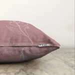 Pastel Zemin Üzerinde Beyaz Çiçek Desenli Raşel Kadife Yastık Kırlent Kılıfı Realhomes