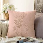 - Sonil-K-8819-Gorsel1 - Realhomes Pastel Zemin Üzerinde Unicorn Desenli Dijital Baskılı Modern Raşel Kadife Yastık Kırlent Kılıfı Realhomes