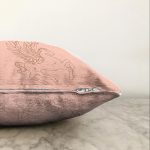 - Sonil-K-8819-Gorsel3 - Realhomes Pastel Zemin Üzerinde Unicorn Desenli Dijital Baskılı Modern Raşel Kadife Yastık Kırlent Kılıfı Realhomes