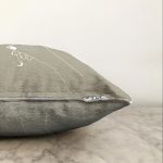 - Sonil-K-8820-Gorsel3 - Realhomes  Pastel Zemin Üzerinde Onedraw Çizimli El Silüeti Modern Raşel Kadife Yastık Kırlent Kılıfı Realhomes