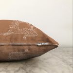 - Sonil-K-8821-Gorsel3 - Realhomes  Pastel Zemin Üzerinde Onedraw Çizimli Güneş Desenli Raşel Kadife Yastık Kırlent Kılıfı Realhomes