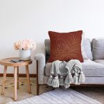 Renkli Zemin Üzerinde Onedraw Çizimli Bayan Silüeti Raşel Kadife Yastık Kırlent Kılıfı Realhomes