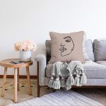 - Sonil-K-8824-Gorsel2 - Realhomes  Renkli Zemin Üzerinde Onedraw Çizimli Bayan Silüeti Raşel Kadife Yastık Kırlent Kılıfı Realhomes