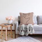 - Sonil-K-8825-Gorsel2 - Realhomes  Renkli Zemin Üzerinde Onedraw Çizimli Bayan Silüeti Raşel Kadife Yastık Kırlent Kılıfı Realhomes