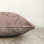 - Sonil-K-8825-Gorsel3 - Realhomes  Renkli Zemin Üzerinde Onedraw Çizimli Bayan Silüeti Raşel Kadife Yastık Kırlent Kılıfı Realhomes