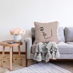 - Sonil-K-8826-Gorsel2 - Realhomes  Renkli Zemin Üzerinde Onedraw Çizimli Bayan Silüeti Raşel Kadife Yastık Kırlent Kılıfı Realhomes