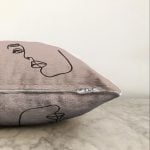 - Sonil-K-8826-Gorsel3 - Realhomes  Renkli Zemin Üzerinde Onedraw Çizimli Bayan Silüeti Raşel Kadife Yastık Kırlent Kılıfı Realhomes