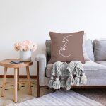 - Sonil-K-8827-Gorsel2 - Realhomes Renkli Zemin Üzerinde Onedraw Çizimli Bayan Silüeti Raşel Kadife Yastık Kırlent Kılıfı Realhomes