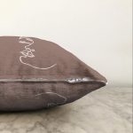 - Sonil-K-8827-Gorsel3 - Realhomes Renkli Zemin Üzerinde Onedraw Çizimli Bayan Silüeti Raşel Kadife Yastık Kırlent Kılıfı Realhomes