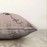 Renkli Zemin Üzerinde Onedraw Çizimli Bayan Silüeti Raşel Kadife Yastık Kırlent Kılıfı Realhomes