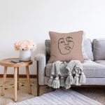 - Sonil-K-8829-Gorsel2 - Realhomes Renkli Zemin Üzerinde Onedraw Çizimli Bayan Silüeti Raşel Kadife Yastık Kırlent Kılıfı Realhomes