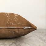 - Sonil-K-8830-Gorsel3 - Realhomes Renkli Zemin Üzerinde Onedraw Çizimli Bayan Silüeti Raşel Kadife Yastık Kırlent Kılıfı Realhomes