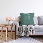 - Sonil-K-8831-Gorsel2 - Realhomes  Renkli Zemin Üzerinde Onedraw Çizimli Bayan Silüeti Raşel Kadife Yastık Kırlent Kılıfı Realhomes