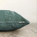 - Sonil-K-8831-Gorsel3 - Realhomes  Renkli Zemin Üzerinde Onedraw Çizimli Bayan Silüeti Raşel Kadife Yastık Kırlent Kılıfı Realhomes