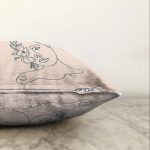 - Sonil-K-8832-Gorsel3 - Realhomes  Renkli Zemin Üzerinde Onedraw Çizimli Bayan Silüeti Raşel Kadife Yastık Kırlent Kılıfı Realhomes