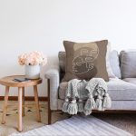 Renkli Zemin Üzerinde Onedraw Çizimli Bayan Silüeti Raşel Kadife Yastık Kırlent Kılıfı Realhomes