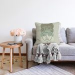 Renkli Zemin Üzerinde Onedraw Çizimli Bayan Silüeti Raşel Kadife Yastık Kırlent Kılıfı Realhomes