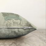 Renkli Zemin Üzerinde Onedraw Çizimli Bayan Silüeti Raşel Kadife Yastık Kırlent Kılıfı Realhomes