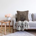 - Sonil-K-8835-Gorsel2 - Realhomes  Renkli Zemin Üzerinde Onedraw Çizimli Bayan Silüeti Raşel Kadife Yastık Kırlent Kılıfı Realhomes