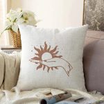 - Sonil-K-8836-Gorsel1 - Realhomes Beyaz Zemin Üzerinde Onedraw Çizimli Güneş Tutan El Desenli Raşel Kadife Yastık Kırlent Kılıfı Realhomes