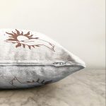 - Sonil-K-8836-Gorsel3 - Realhomes Beyaz Zemin Üzerinde Onedraw Çizimli Güneş Tutan El Desenli Raşel Kadife Yastık Kırlent Kılıfı Realhomes