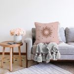 - Sonil-K-8837-Gorsel2 - Realhomes  Pastel Zemin Üzerinde Güneş Desenli Dijital Baskılı Modern Raşel Kadife Yastık Kırlent Kılıfı Realhomes