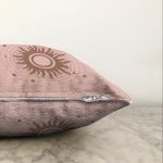 - Sonil-K-8837-Gorsel3 - Realhomes  Pastel Zemin Üzerinde Güneş Desenli Dijital Baskılı Modern Raşel Kadife Yastık Kırlent Kılıfı Realhomes