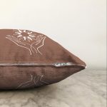 Pastel Zemin Üzerinde Onedraw Çizimli El Silüeti Modern Raşel Kadife Yastık Kırlent Kılıfı Realhomes