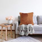 Pastel Zemin Üzerinde Onedraw Çizimli Bayan Silüeti Raşel Kadife Yastık Kırlent Kılıfı Realhomes