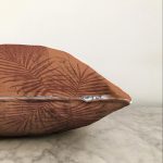 Pastel Zemin Üzerinde Onedraw Çizimli Bayan Silüeti Raşel Kadife Yastık Kırlent Kılıfı Realhomes